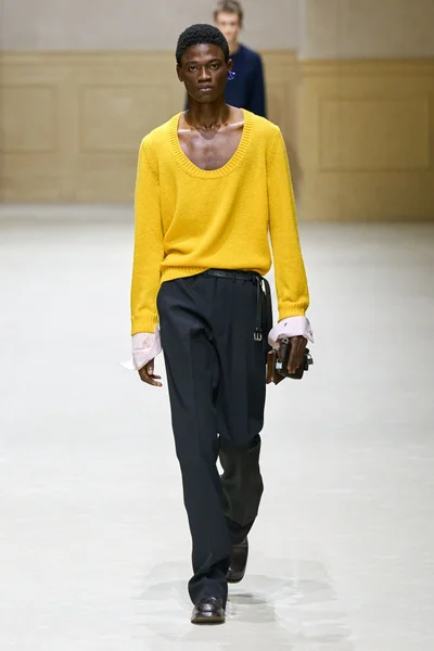 Look 16